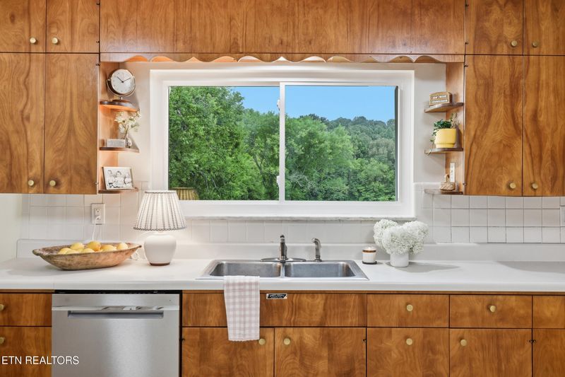 9409 Johnson Rd, Strawberry Plains, TN 37871
