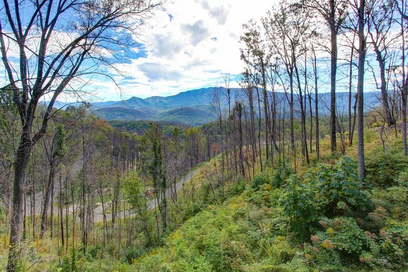 941 Wiley Oakley Dr, Gatlinburg, TN 37738