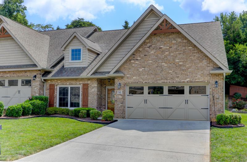 942 Bishop Knoll Ln, Knoxville, TN 37938