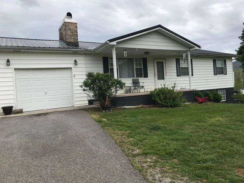 943 Butter And Egg Rd, Jacksboro, TN 37757