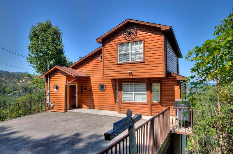 943 Crooked Ridge Rd, Gatlinburg, TN 37738