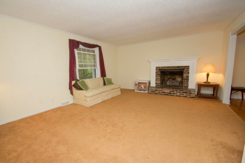 943 W Outer Dr, Oak Ridge, TN 37830