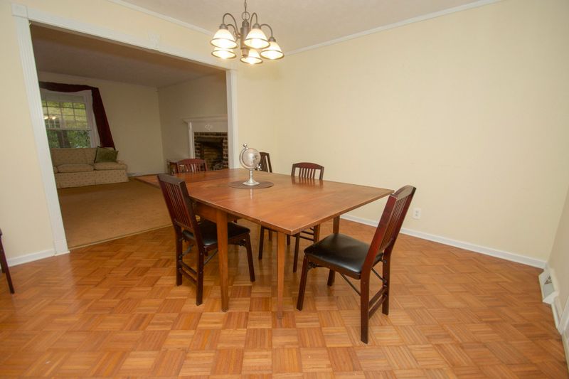 943 W Outer Dr, Oak Ridge, TN 37830