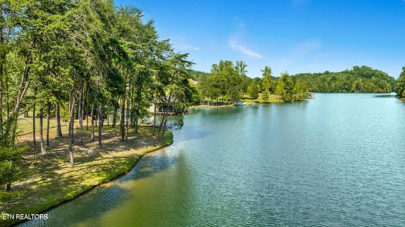 946 Bay Creek Dr, Vonore, TN 37885