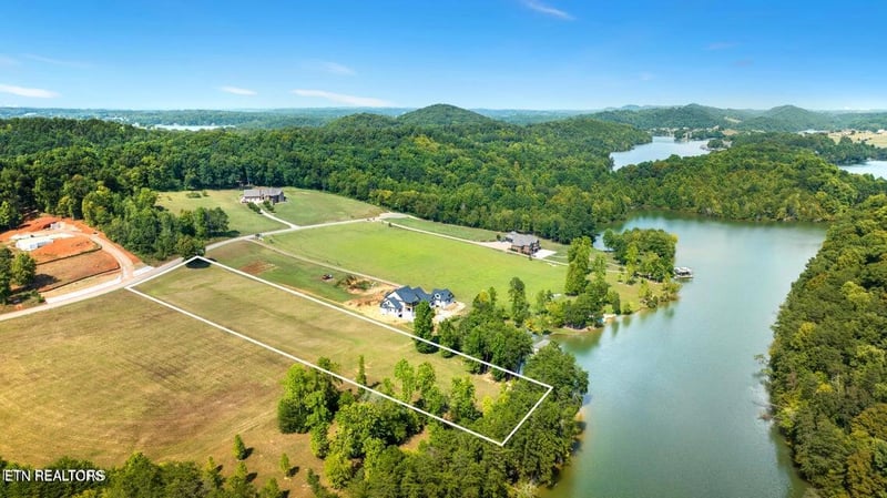 946 Bay Creek Dr, Vonore, TN 37885