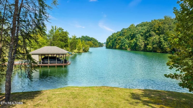 946 Bay Creek Dr, Vonore, TN 37885
