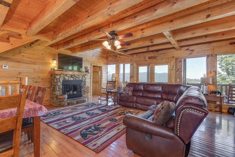 946 Black Bear Cub Way, Sevierville, TN 37862