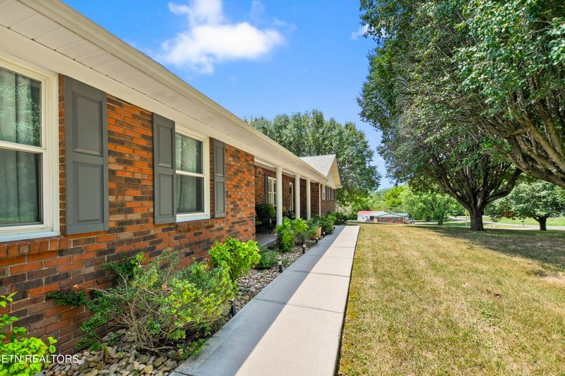 946 Cross Valley Rd, Lafollette, TN 37766