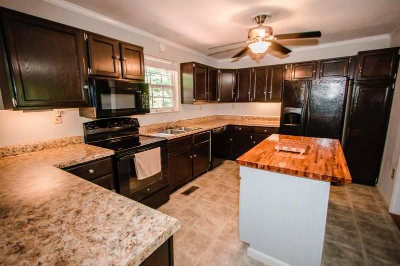 9474 Ford Rd, Lenoir City, TN 37772