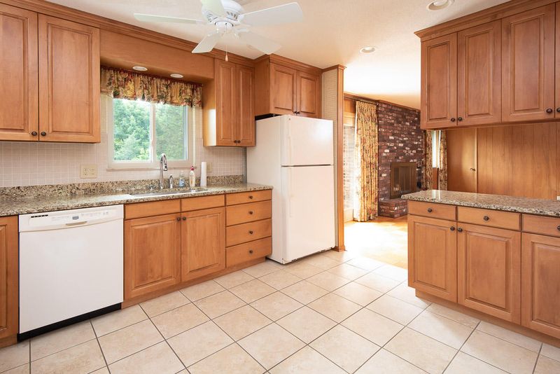 9500 Middleground Ln, Knoxville, TN 37923