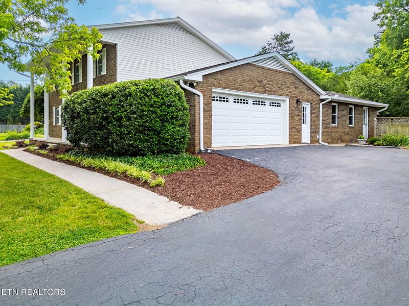 9504 E Laurens Ln, Knoxville, TN 37922