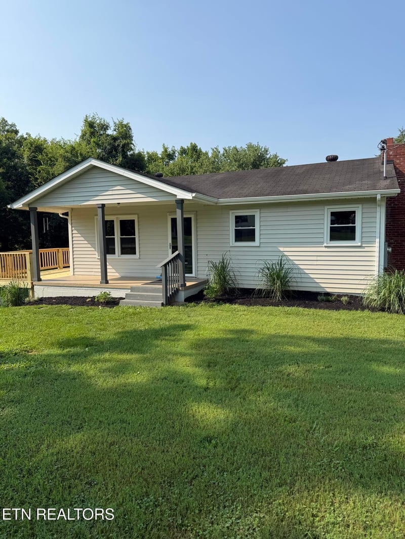 9504 Johnson Rd, Strawberry Plains, TN 37871