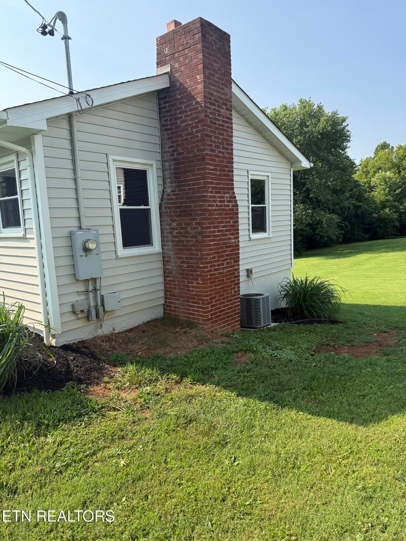 9504 Johnson Rd, Strawberry Plains, TN 37871