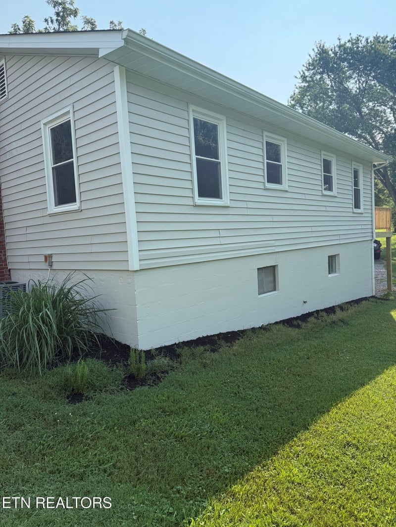 9504 Johnson Rd, Strawberry Plains, TN 37871