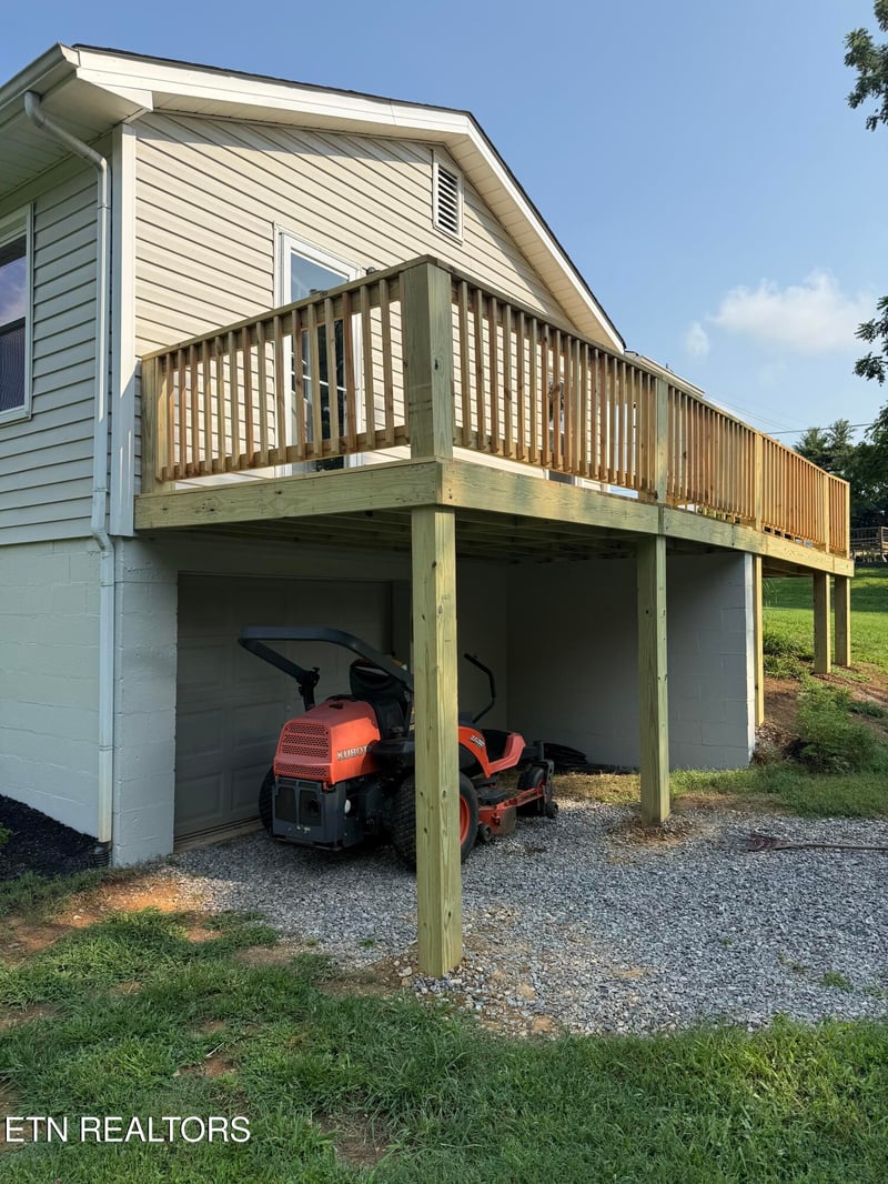 9504 Johnson Rd, Strawberry Plains, TN 37871