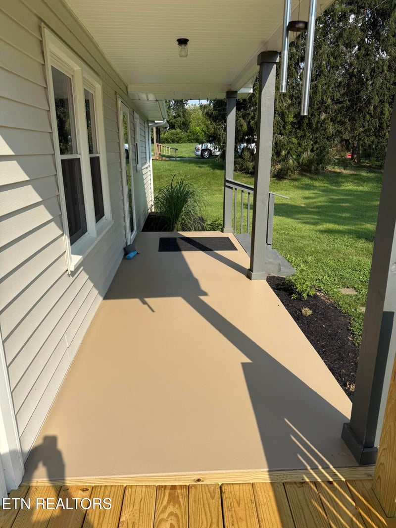 9504 Johnson Rd, Strawberry Plains, TN 37871
