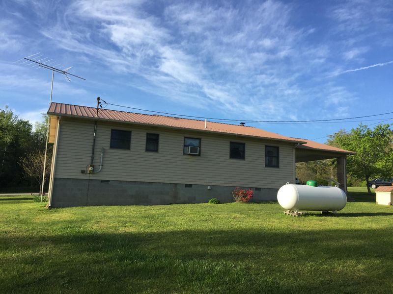 9514 Peavine Rd, Crab Orchard, TN 37723