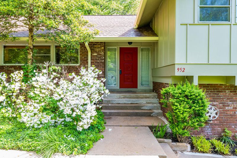 952 W Outer Dr, Oak Ridge, TN 37830