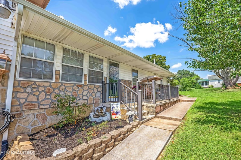 958 W Hunt Rd, Alcoa, TN 37701