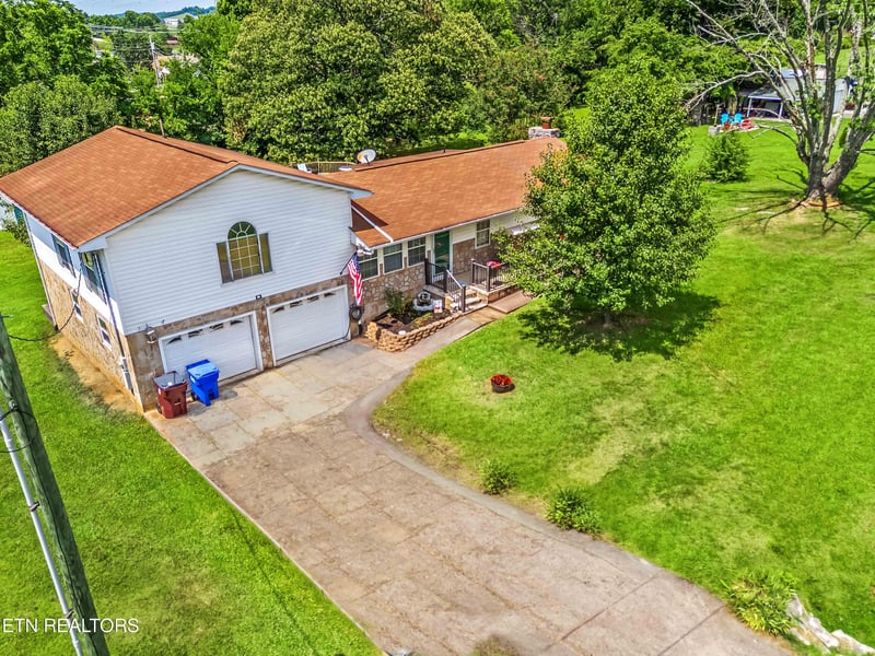 958 W Hunt Rd, Alcoa, TN 37701