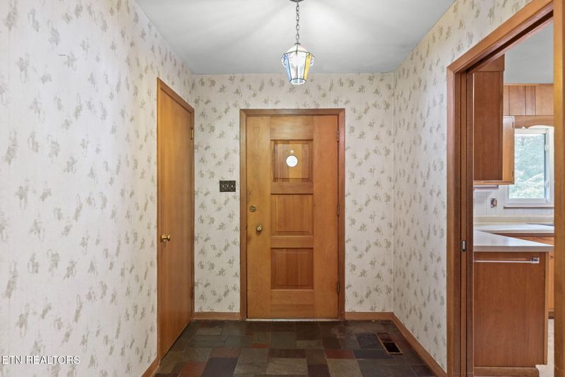 961 W West Outer Dr, Oak Ridge, TN 37830