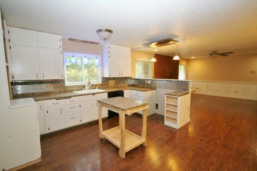 963 W Outer Dr, Oak Ridge, TN 37830