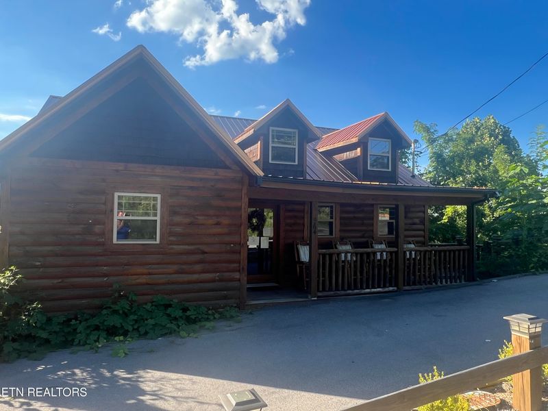 964 Village Loop Rd, Gatlinburg, TN 37738