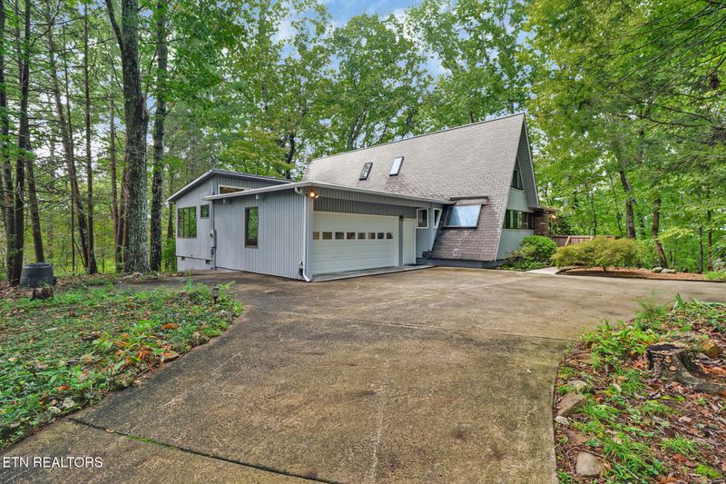 964 W Outer Dr, Oak Ridge, TN 37830