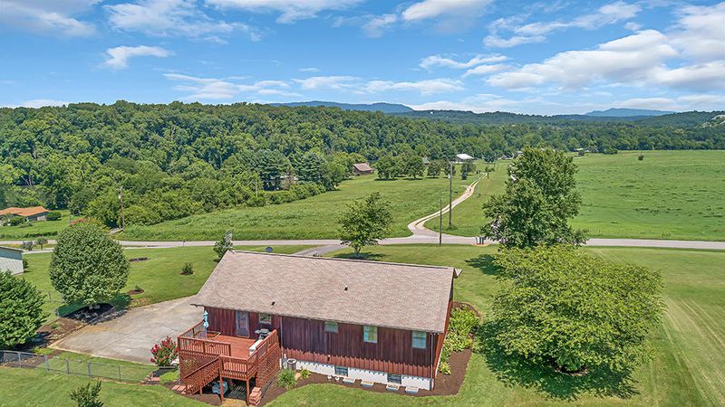 9652 Clift Rd, Strawberry Plains, TN 37871