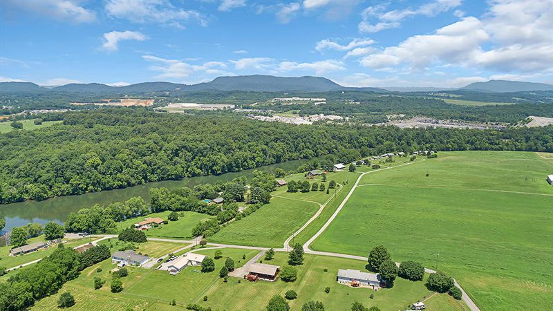 9652 Clift Rd, Strawberry Plains, TN 37871