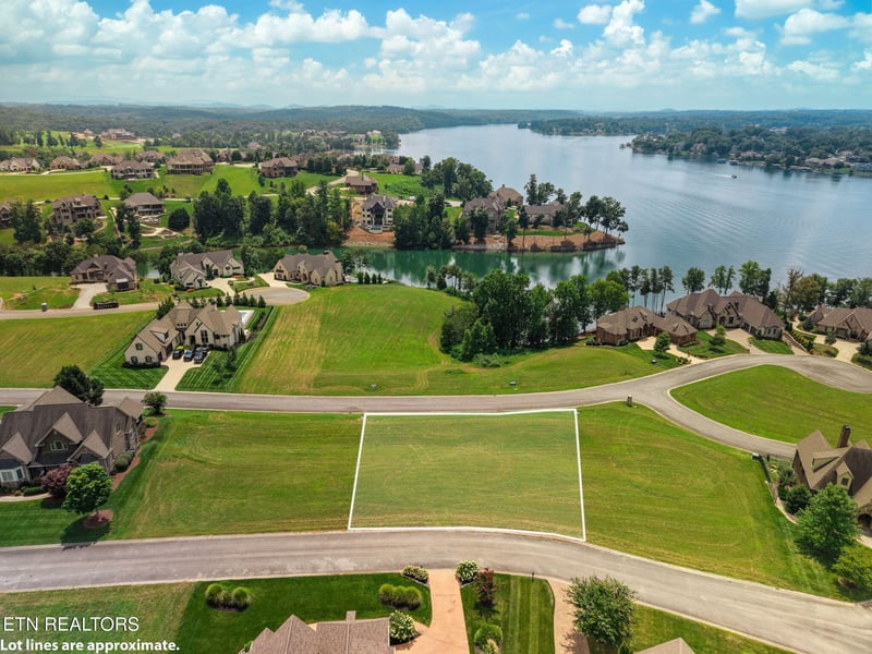 967 Castaway Ln, Lenoir City, TN 37772