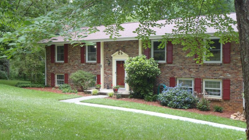967 W Outer Dr, Oak Ridge, TN 37830