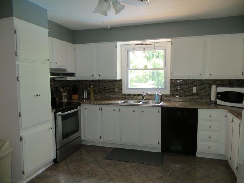 967 W Outer Dr, Oak Ridge, TN 37830