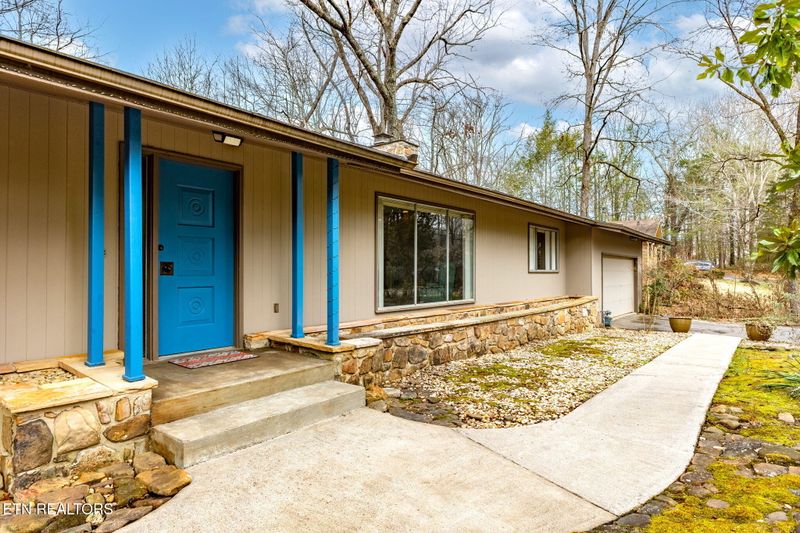 968 W Outer Dr, Oak Ridge, TN 37830