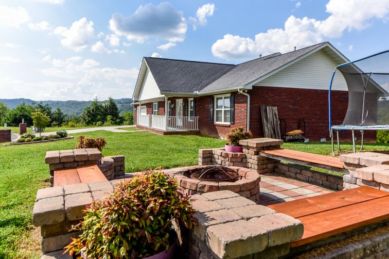 970 Harvest Dr, Seymour, TN 37865