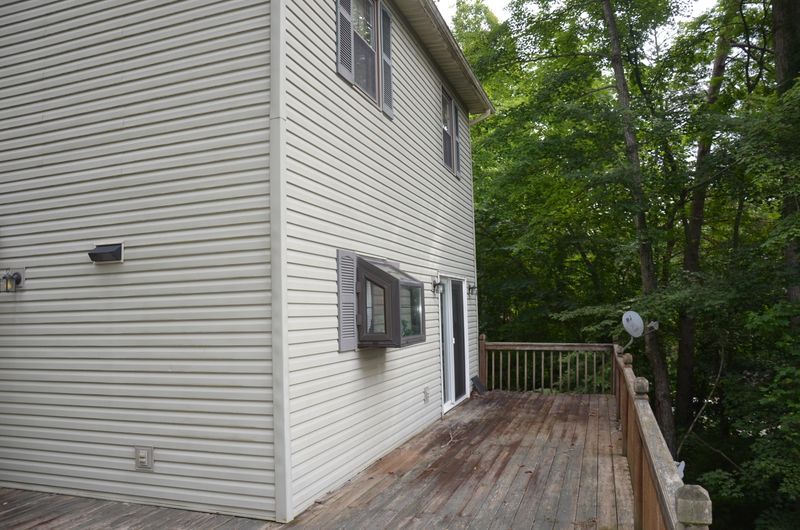 970 Hiwassee Dr, Jacksboro, TN 37757