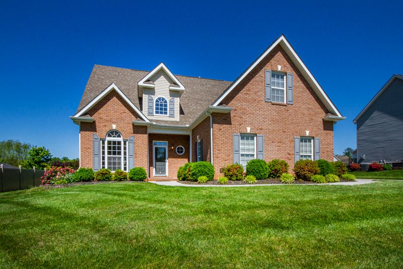 974 Granada Dr, Lenoir City, TN 37772