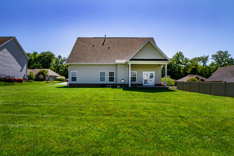 974 Granada Dr, Lenoir City, TN 37772