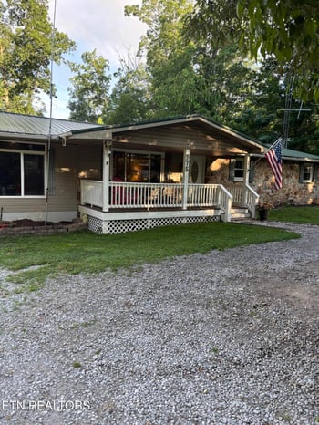 975 Lawson Rd, Crossville, TN 38571