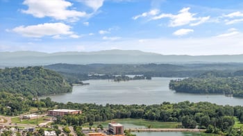 9827 Clingmans Dome Dr, Knoxville, TN 37922