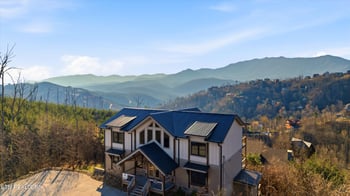 986 Chestnut Dr, Gatlinburg, TN 37738