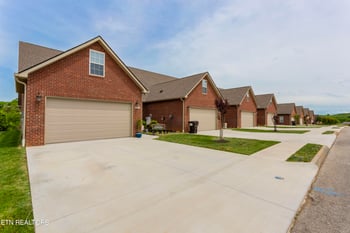 986 Meadow Walk Ln, Lenoir City, TN 37772