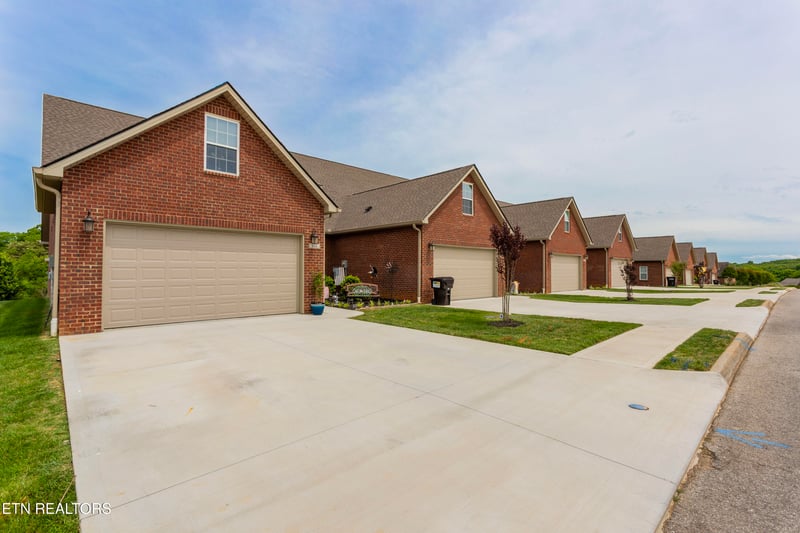 986 Meadow Walk Ln, Lenoir City, TN 37772