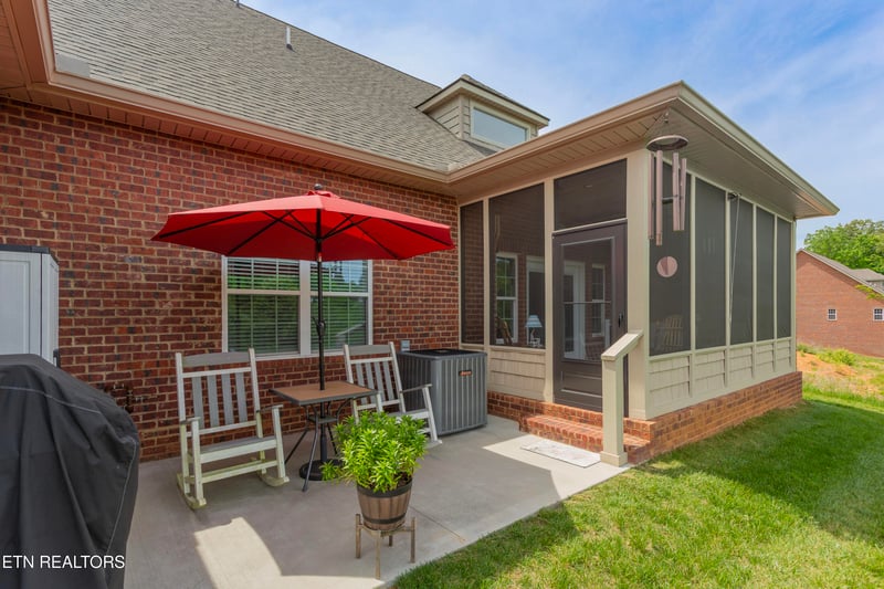 986 Meadow Walk Ln, Lenoir City, TN 37772