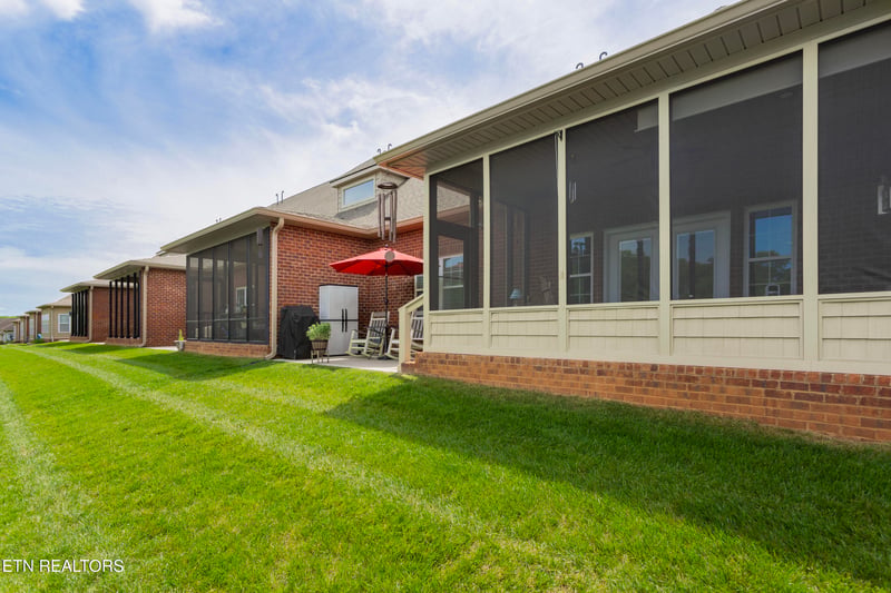 986 Meadow Walk Ln, Lenoir City, TN 37772