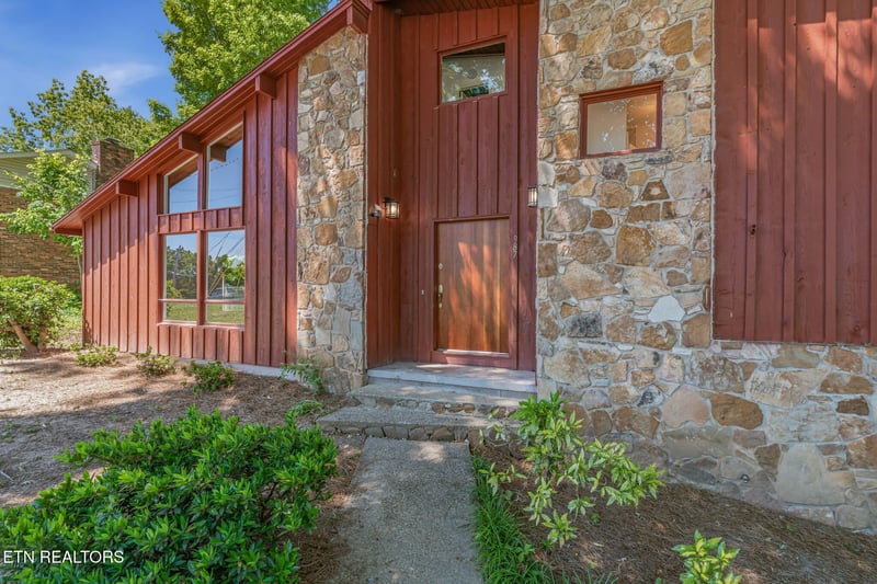 987 Ponder Rd, Knoxville, TN 37923