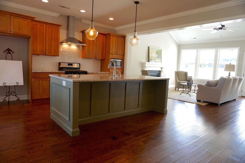 988 Silver Leaf Dr, Lenoir City, TN 37772