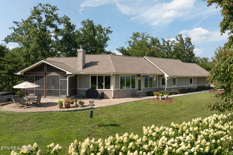 989 Falcon Crest Dr, Seymour, TN 37865