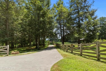 99 Reservoir Rd, Norris, TN 37828