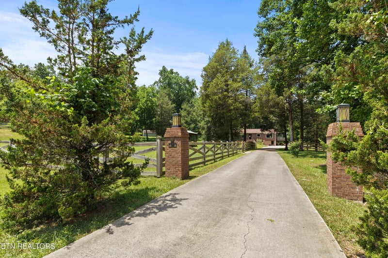 99 Reservoir Rd, Norris, TN 37828